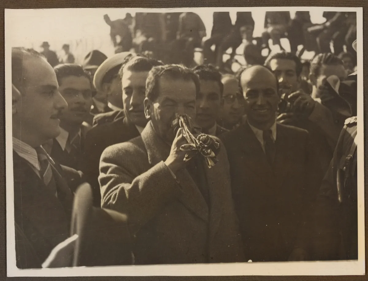 Presidente Aguirre Cerda saludando a multitud en acto cívico oficial — aprox. 1938 | Chile de Ayer