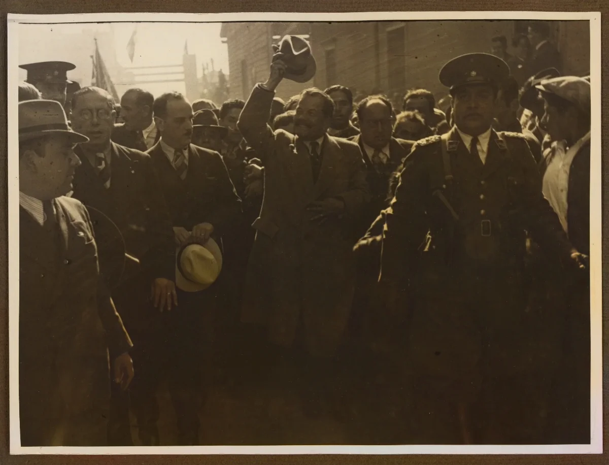 Pedro Aguirre Cerda en acto oficial rodeado de autoridades castrenses — Santiago — aprox. 1939 | Chile de Ayer