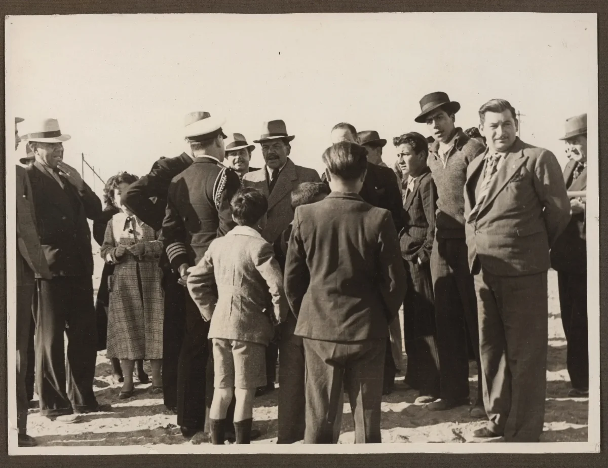 Acto oficial con delegación de autoridades y dignatarios — aprox. 1939 | Chile de Ayer