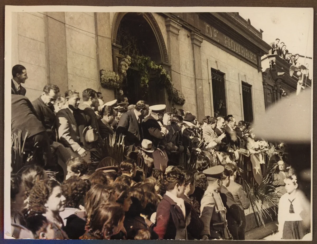 Recibimiento presidencial con multitud de ciudadanos en edificio colonial — aprox. 1939 | Chile de Ayer