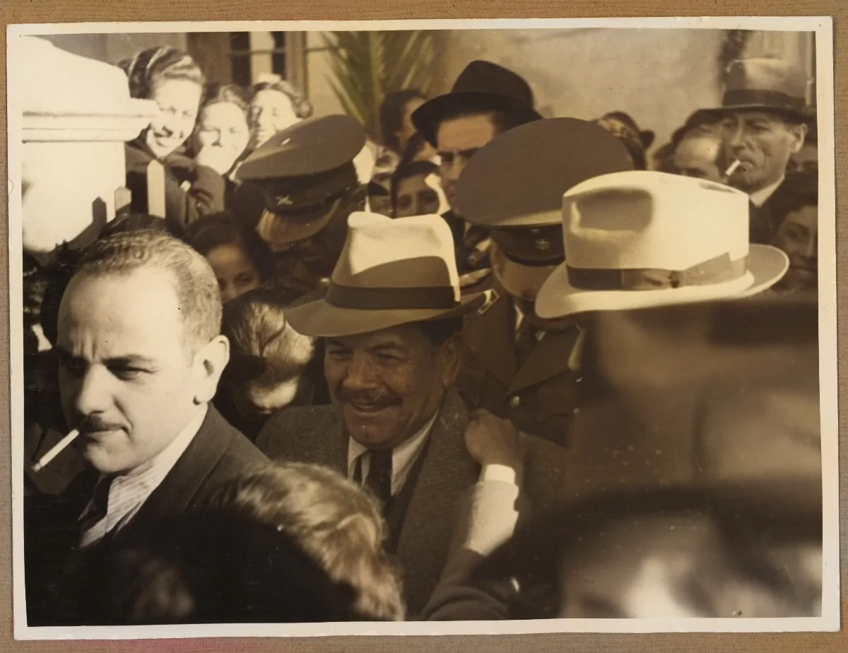 Pedro Aguirre Cerda en acto oficial con autoridades y ciudadanos — aprox. 1939 | Chile de Ayer