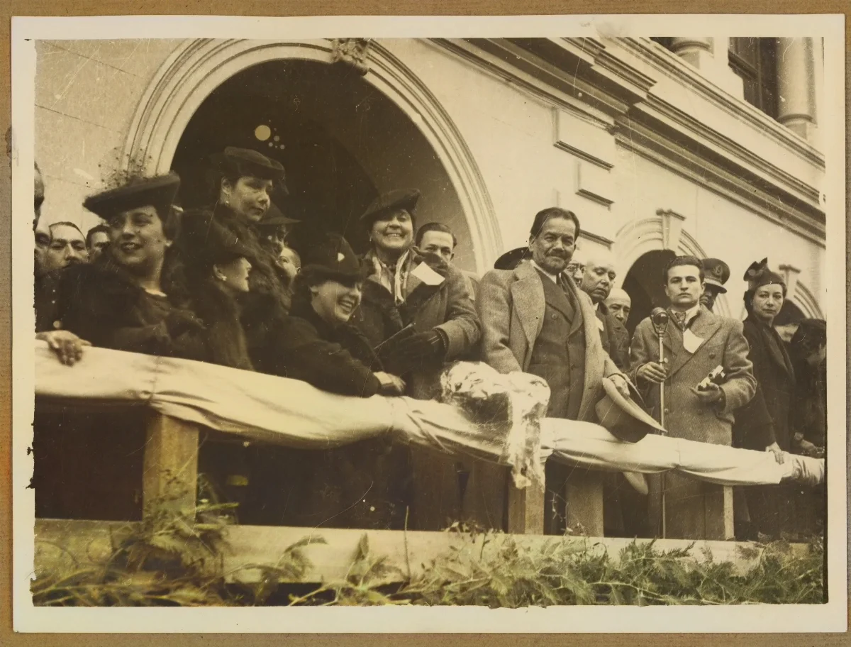 Presidente Aguirre Cerda en ceremonia de inauguración con corte de cinta — aprox. 1939 | Chile de Ayer