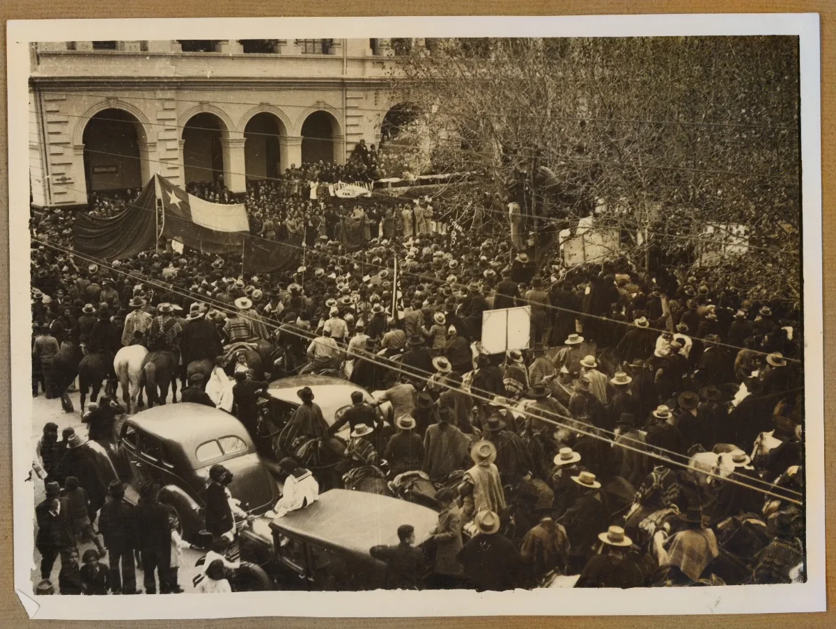 Acto presidencial con masiva asistencia popular frente a edificio oficial — aprox. 1939 | Chile de Ayer