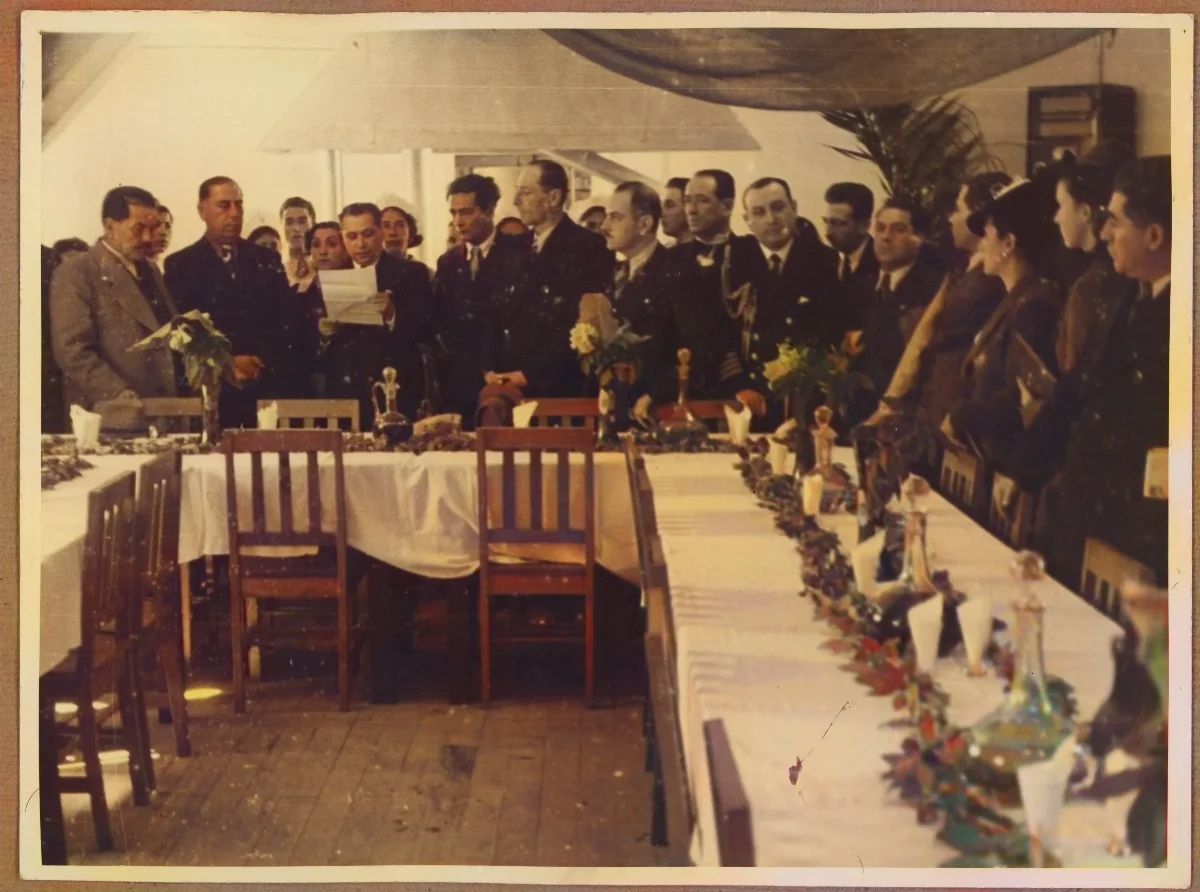 Banquete oficial con autoridades en acto protocolar — aprox. 1938 | Chile de Ayer