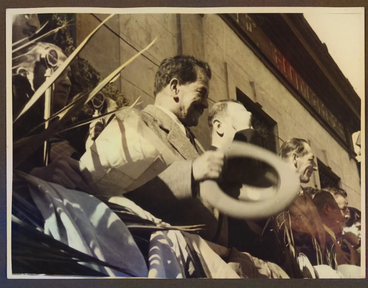 Ceremonia oficial con despliegue de autoridades militares — aprox. 1939 | Chile de Ayer