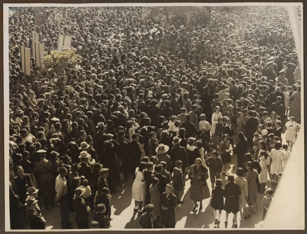 Concentración masiva de ciudadanos en acto presidencial — aprox. 1939 | Chile de Ayer