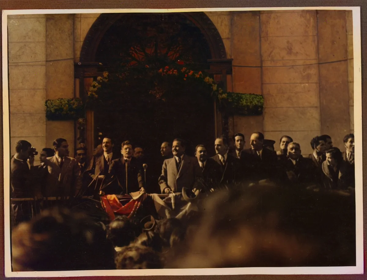 Pedro Aguirre Cerda en acto oficial con delegación militar — aprox. 1939 | Chile de Ayer