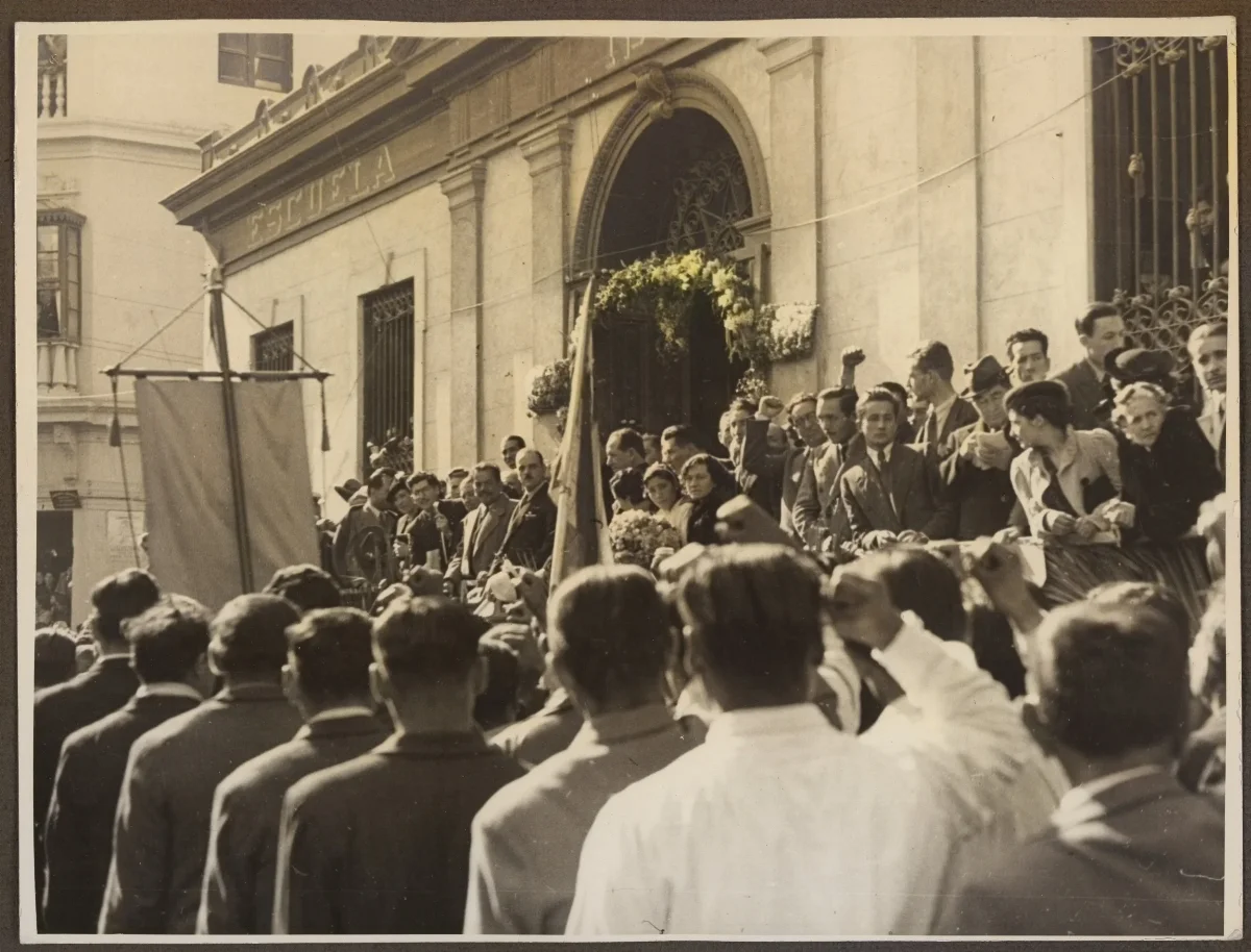 Acto oficial con autoridades y multitud ante edificio neoclásico — aprox. 1939 | Chile de Ayer