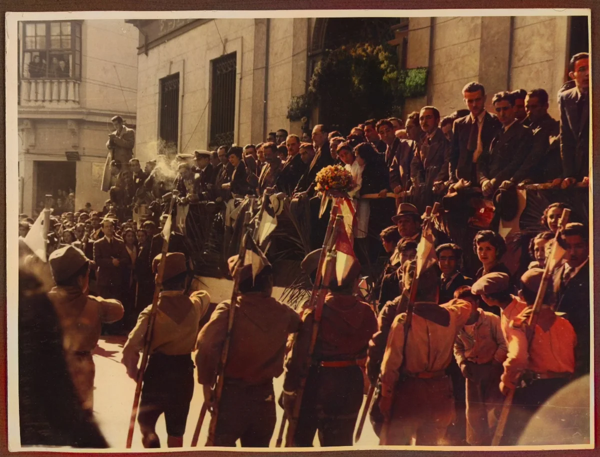 Presidente Pedro Aguirre Cerda en acto oficial ante multitud de ciudadanos — aprox. 1939 | Chile de Ayer