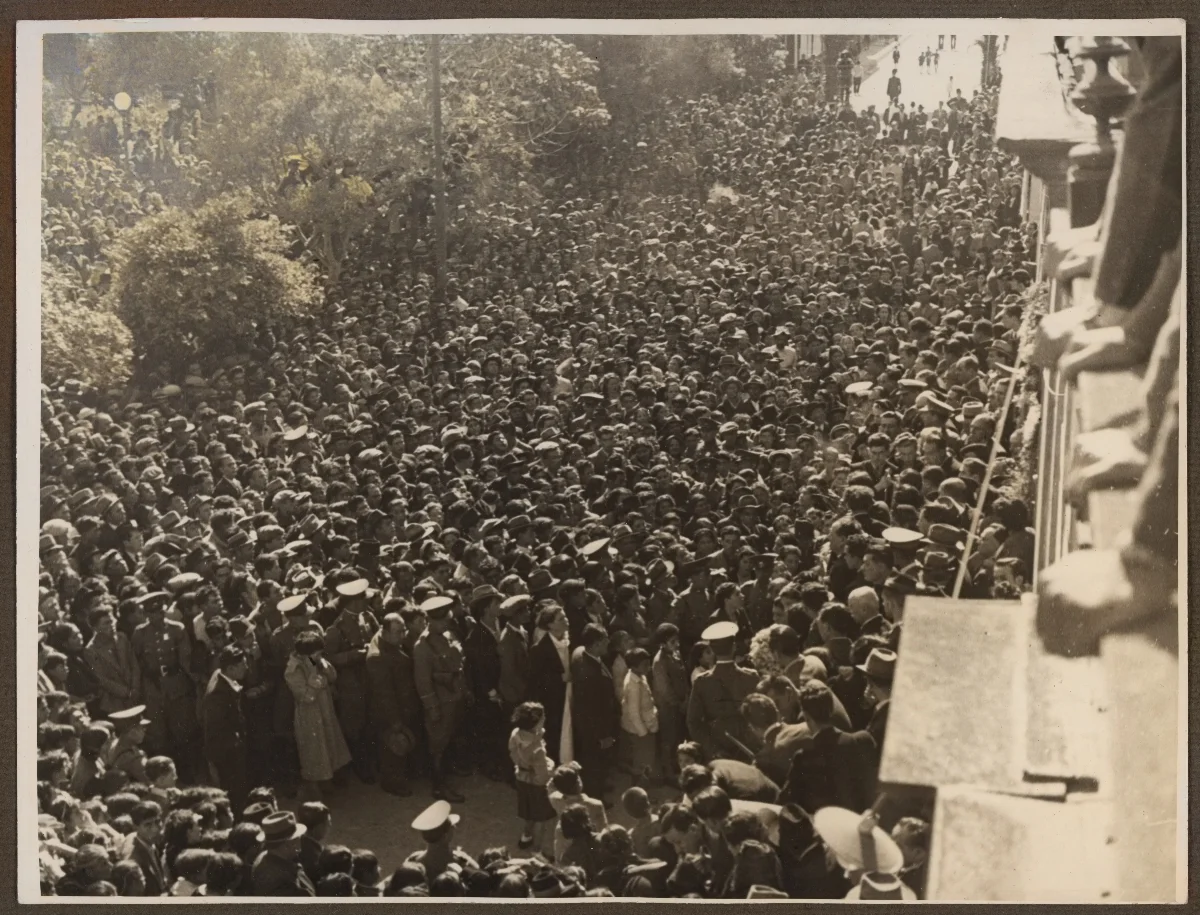 Presidente Aguirre Cerda en acto público ante multitud en plaza cívica — aprox. 1939 | Chile de Ayer