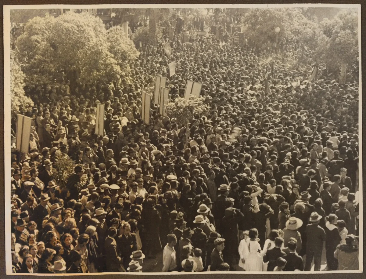 Acto cívico presidencial ante multitud en plaza pública — aprox. 1939 | Chile de Ayer