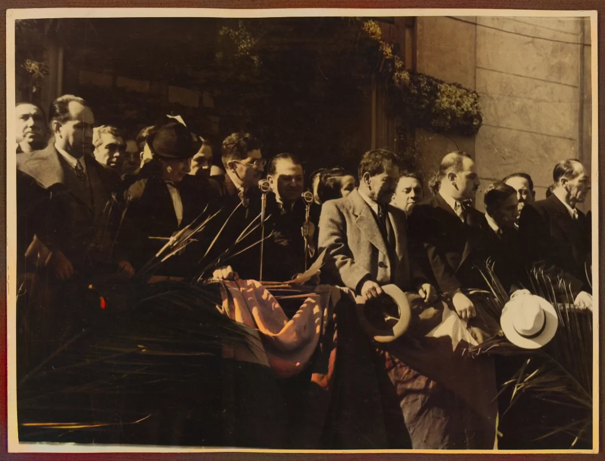 Pedro Aguirre Cerda en ceremonia oficial con autoridades civiles y militares — aprox. 1940 | Chile de Ayer