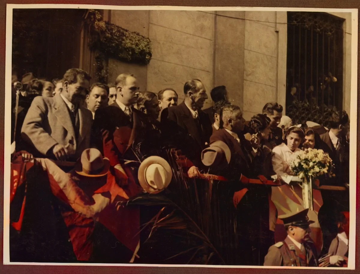 Pedro Aguirre Cerda en acto oficial acompañado por delegación de autoridades — aprox. 1939 | Chile de Ayer