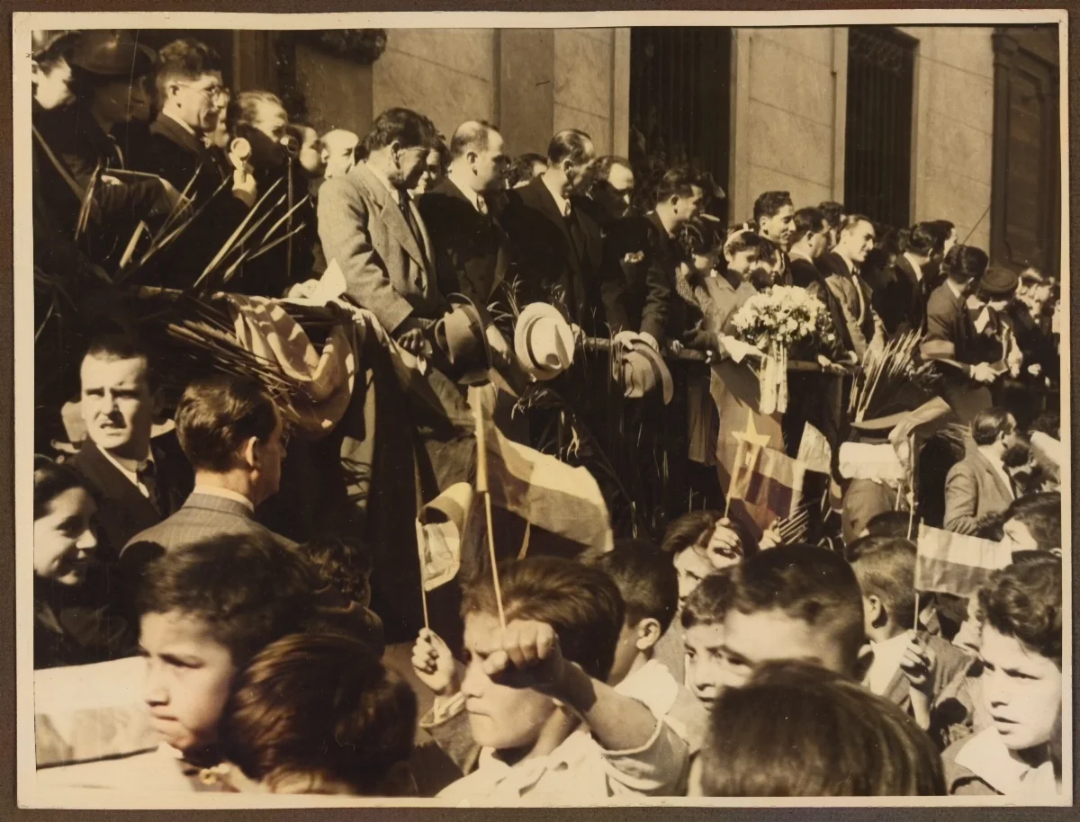Presidente saludando a multitud con banderas en acto cívico oficial — aprox. 1939 | Chile de Ayer