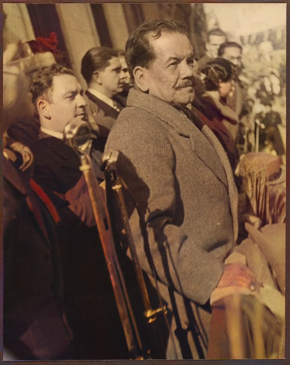 Presidente Pedro Aguirre Cerda durante acto oficial con micrófono — aprox. 1939 | Chile de Ayer