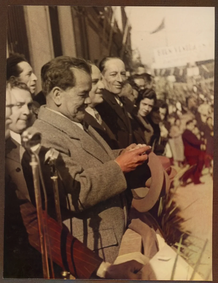 Pedro Aguirre Cerda entregando documento en acto oficial provincial — aprox. 1939 | Chile de Ayer