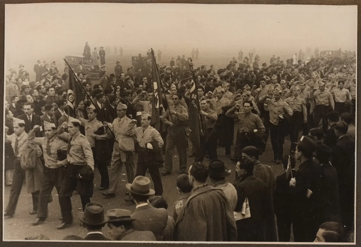 Acto oficial masivo en plaza urbana con autoridades militares y delegaciones ciudadanas — Santiago — aprox. 1939 | Chile de Ayer