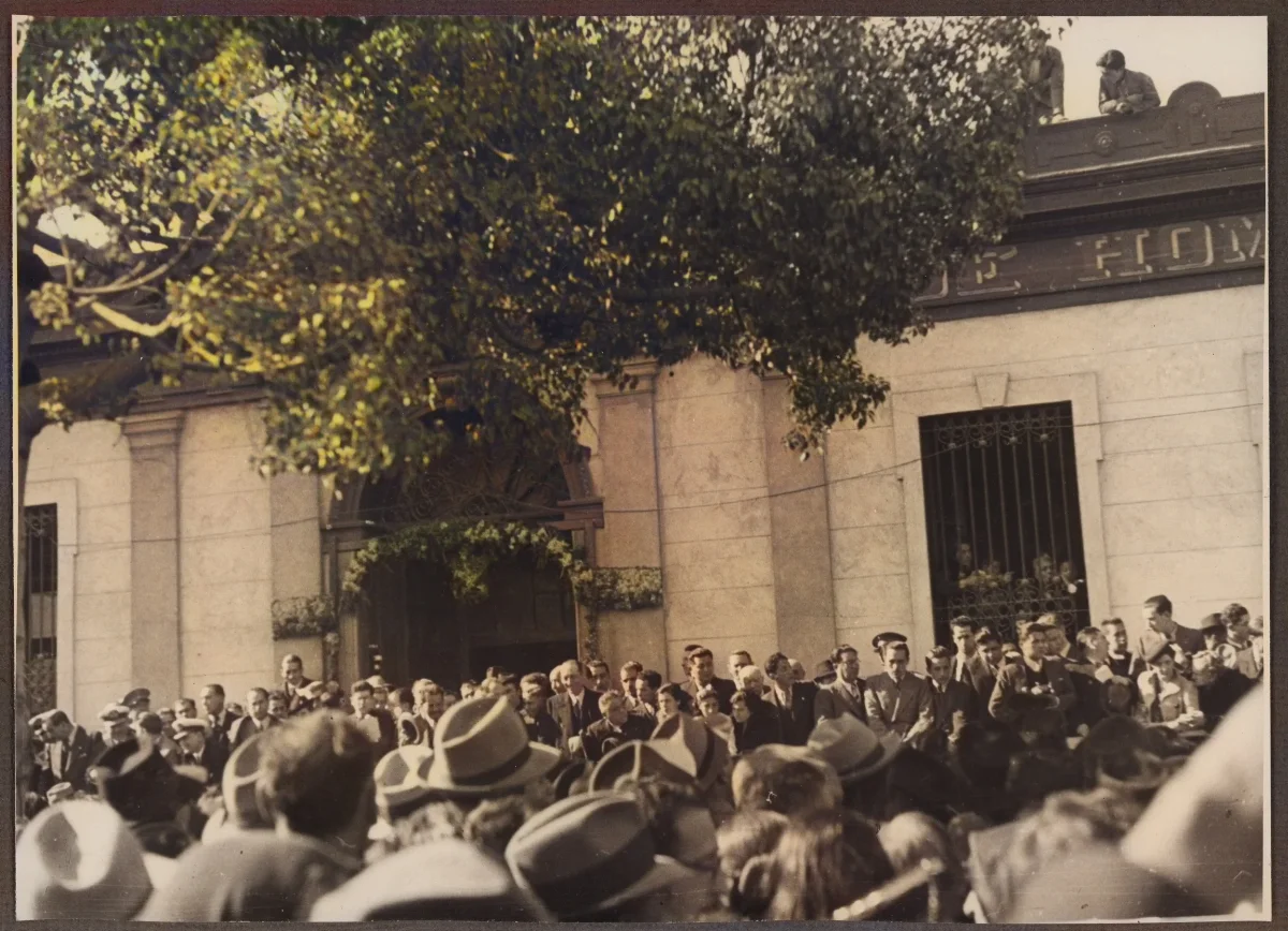 Presidente Pedro Aguirre Cerda en acto público ante multitud desde tribuna oficial — Santiago — aprox. 1940 | Chile de Ayer