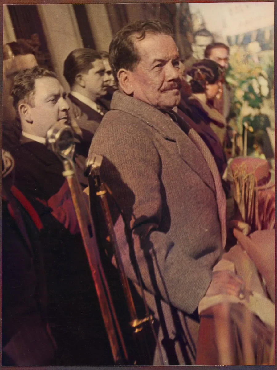 Presidente en acto oficial con micrófono — aprox. 1939 | Chile de Ayer