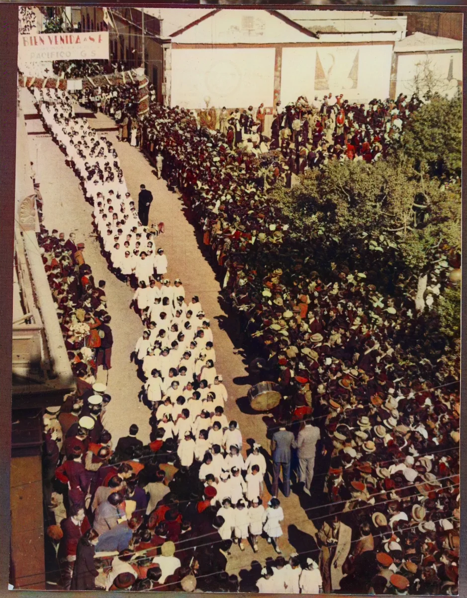 Desfile cívico masivo con escolares en procesión central — aprox. 1939 | Chile de Ayer