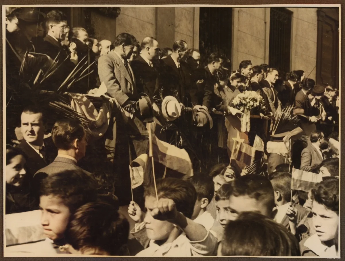 Acto cívico oficial con multitud portando banderas chilenas — aprox. 1939 | Chile de Ayer