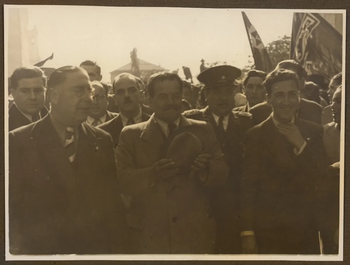 Presidente acompañado de autoridades en acto cívico oficial — aprox. 1940 | Chile de Ayer