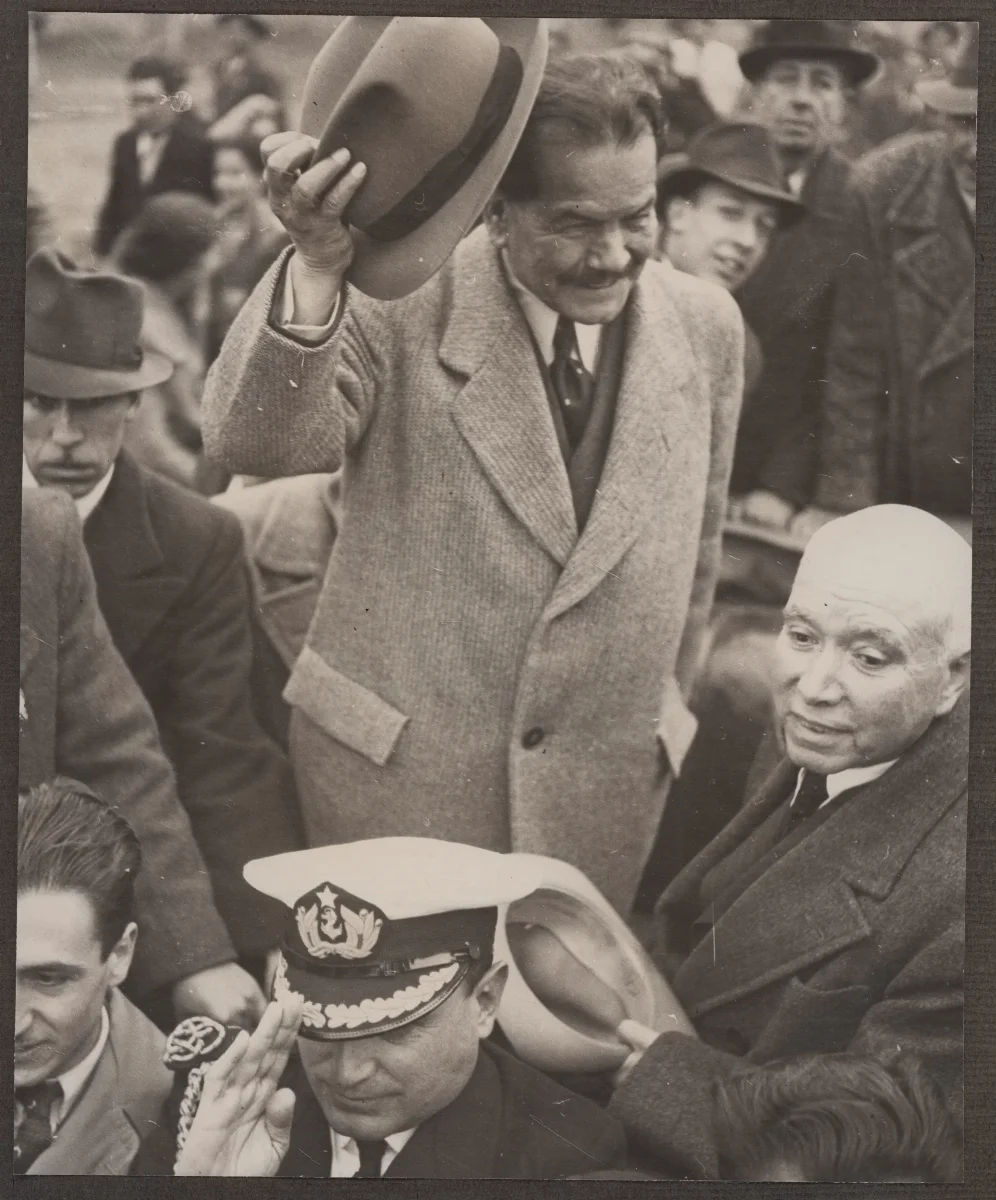 Presidente Aguirre Cerda saludando en acto oficial con autoridades — aprox. 1939 | Chile de Ayer