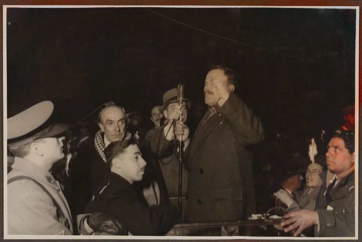 Pedro Aguirre Cerda en acto oficial nocturno con autoridades — aprox. 1939 | Chile de Ayer