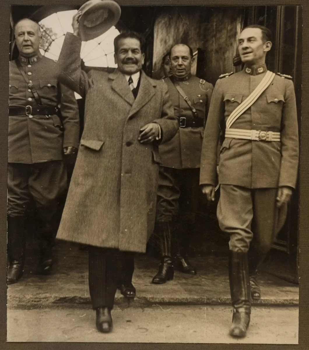 Pedro Aguirre Cerda con delegación de oficiales militares en acto oficial — aprox. 1940 | Chile de Ayer