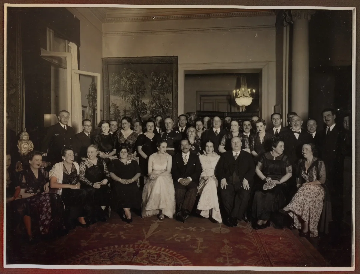 Acto oficial con delegación de autoridades en salón presidencial — Santiago — aprox. 1939 | Chile de Ayer
