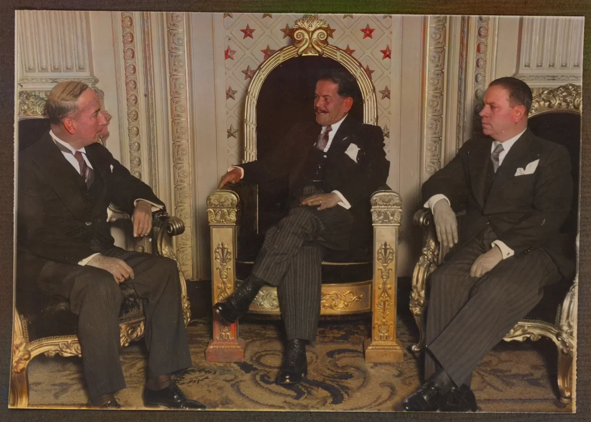 Presidente Pedro Aguirre Cerda en audiencia oficial en la Moneda — Santiago — aprox. 1939 | Chile de Ayer