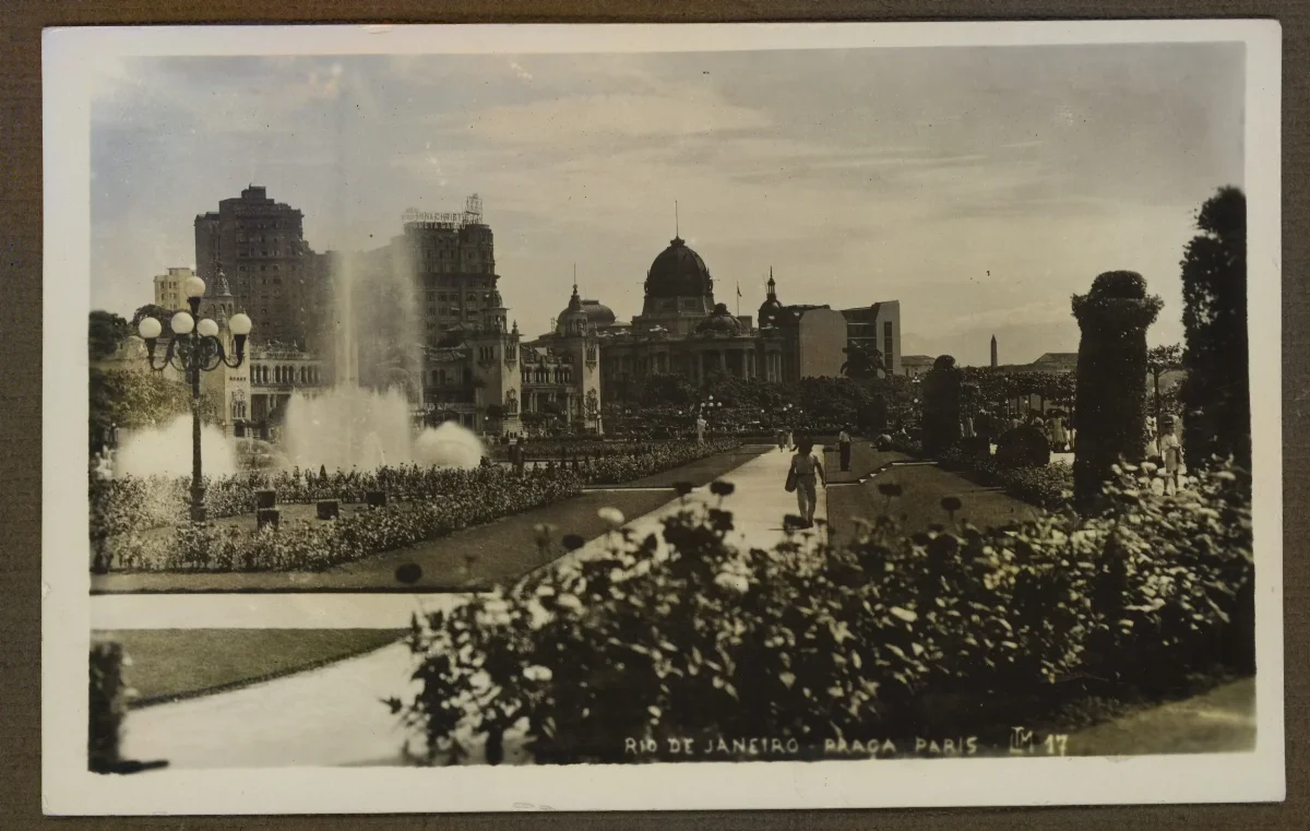 Acto cívico masivo en la Plaza París de Santiago con asistencia presidencial — Santiago — aprox. 1939 | Chile de Ayer