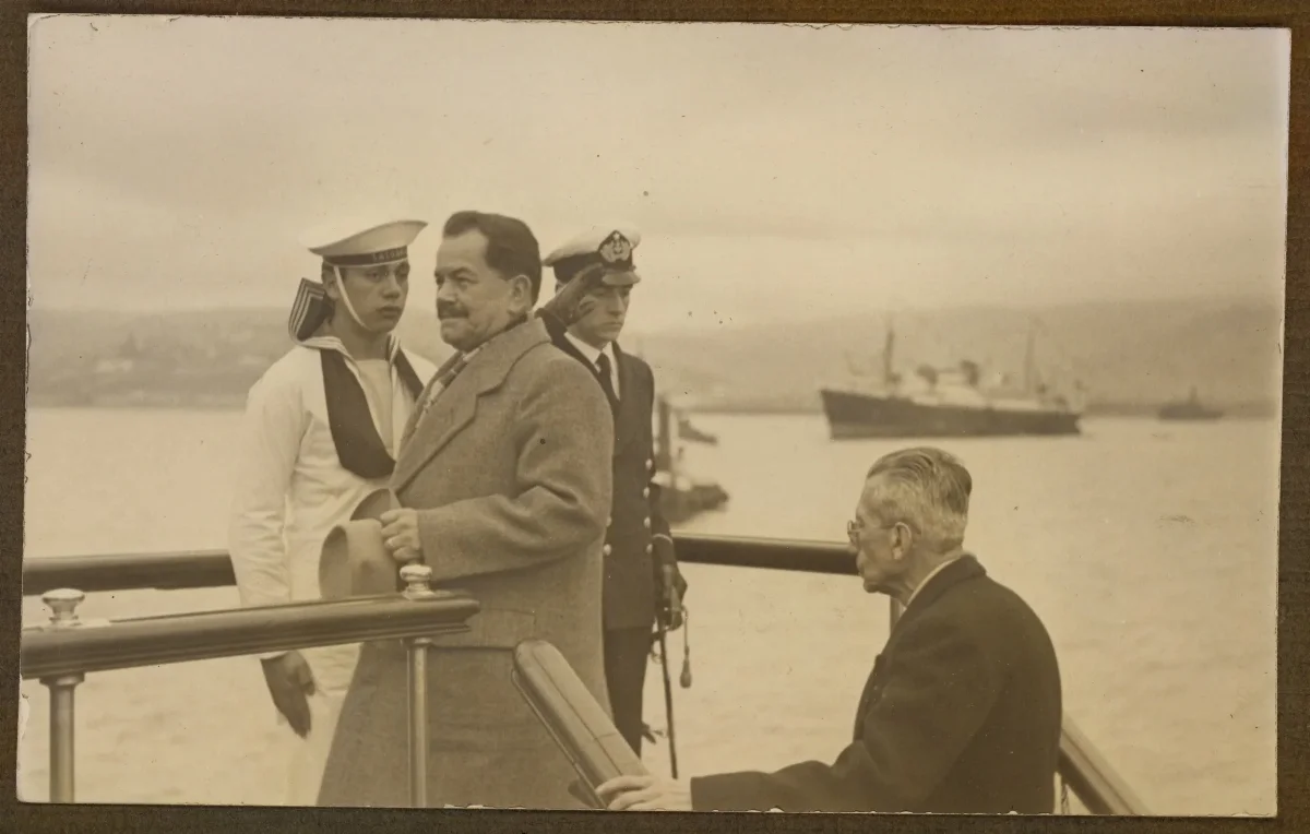 Presidente Pedro Aguirre Cerda en inspección de puerto — aprox. 1939 | Chile de Ayer