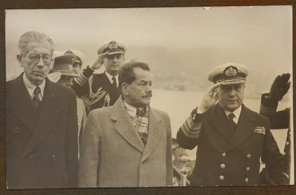 Presidente en acto oficial con oficiales de la Armada — aprox. 1939 | Chile de Ayer