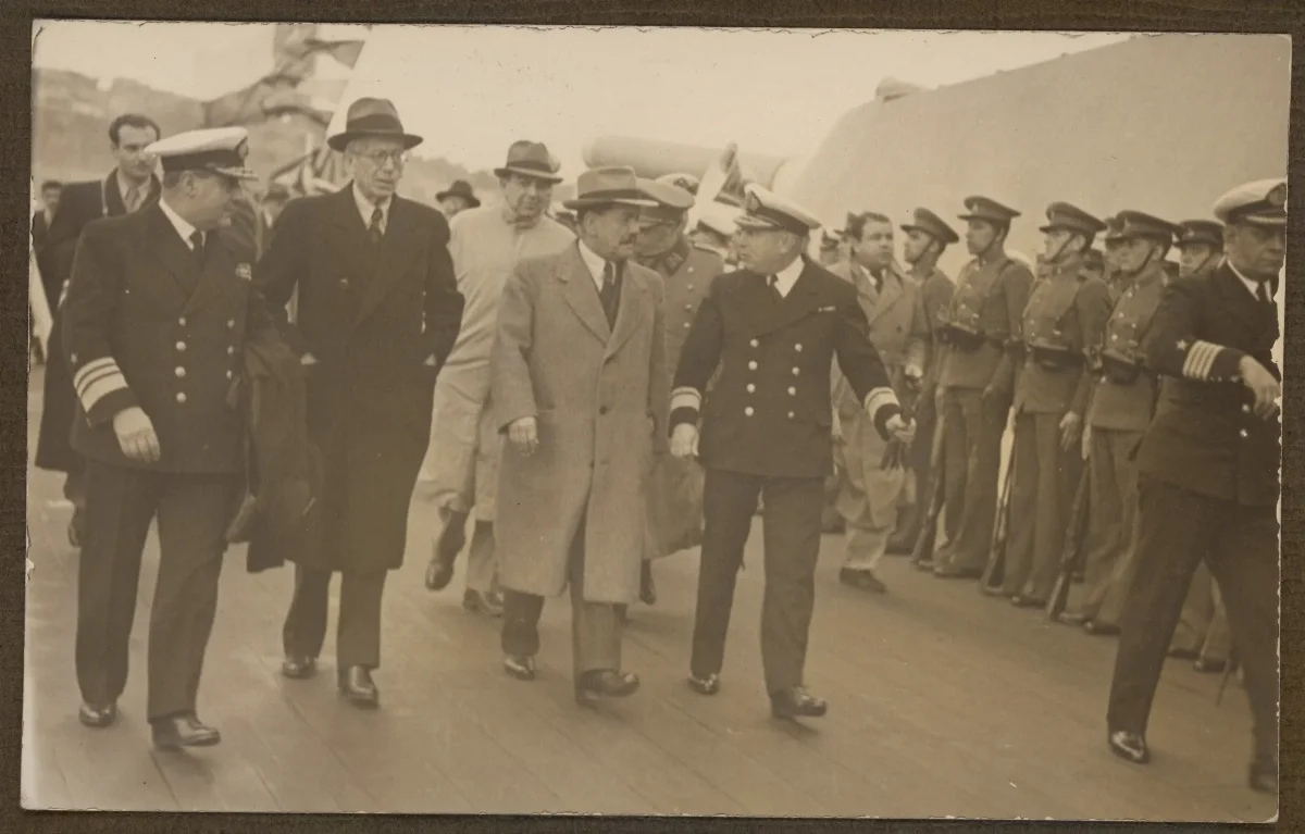Presidente Pedro Aguirre Cerda en acto oficial con delegación militar — aprox. 1939 | Chile de Ayer