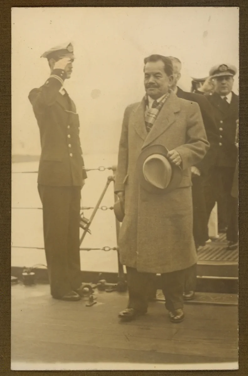 Presidente Pedro Aguirre Cerda visitando una embarcación de la Armada de Chile — aprox. 1939 | Chile de Ayer