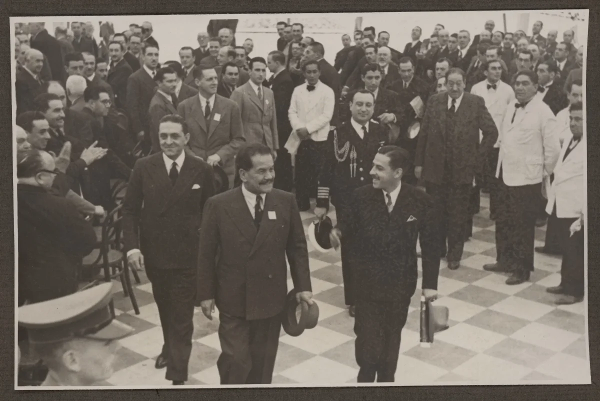 Presidente Pedro Aguirre Cerda en acto oficial con comitiva militar — Santiago — aprox. 1939 | Chile de Ayer