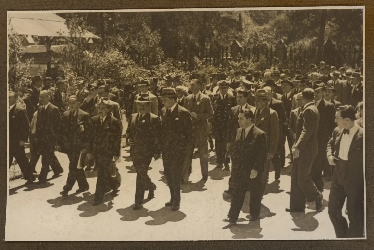 Acto oficial presidencial con autoridades civiles reunidas — aprox. 1939 | Chile de Ayer