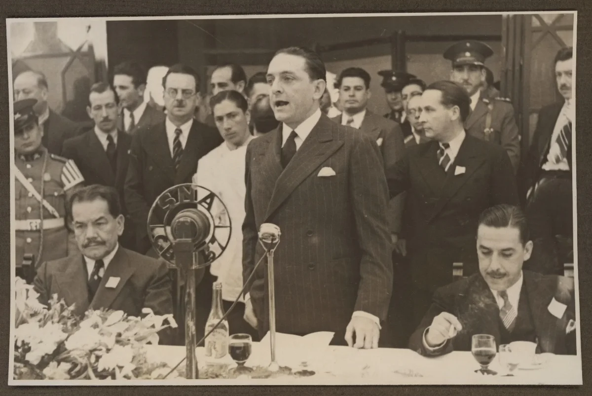 Presidente Pedro Aguirre Cerda pronuncia discurso en acto oficial — aprox. 1939 | Chile de Ayer