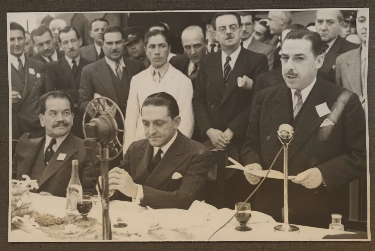 Presidente Pedro Aguirre Cerda en acto oficial con brindis de autoridades — aprox. 1939 | Chile de Ayer