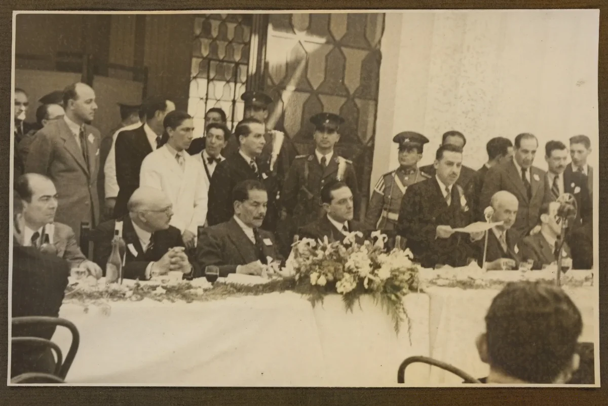 Almuerzo o banquete oficial con autoridades civiles y militares — aprox. 1940 | Chile de Ayer