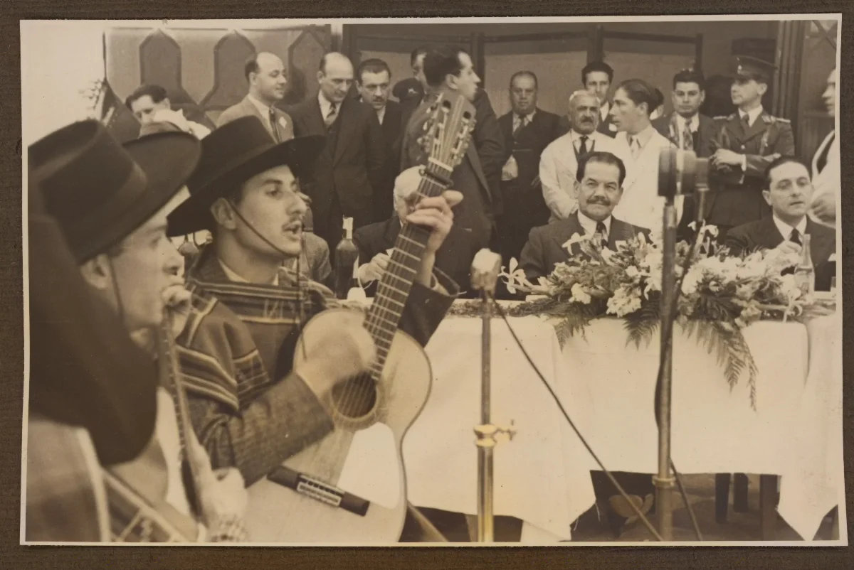 Acto oficial con presentación de música tradicional chilena — aprox. 1939 | Chile de Ayer