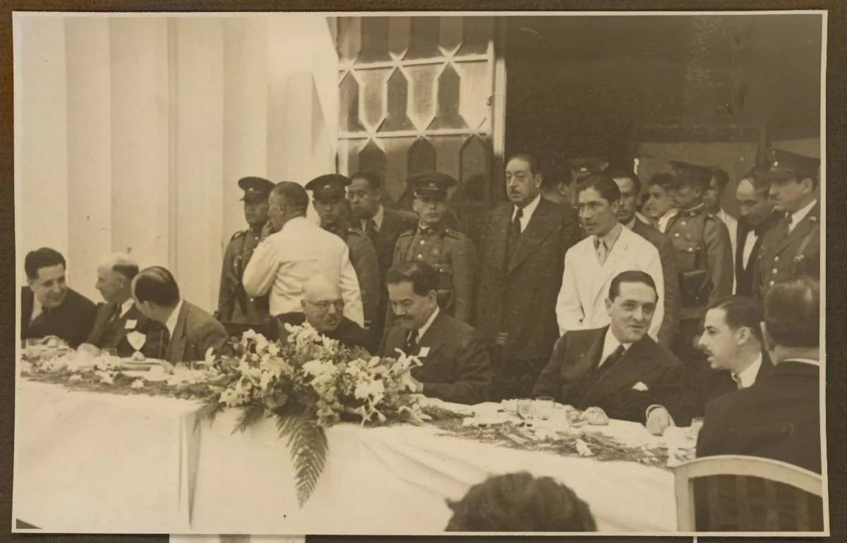 Acto oficial presidencial con autoridades civiles y militares en banquete — aprox. 1940 | Chile de Ayer