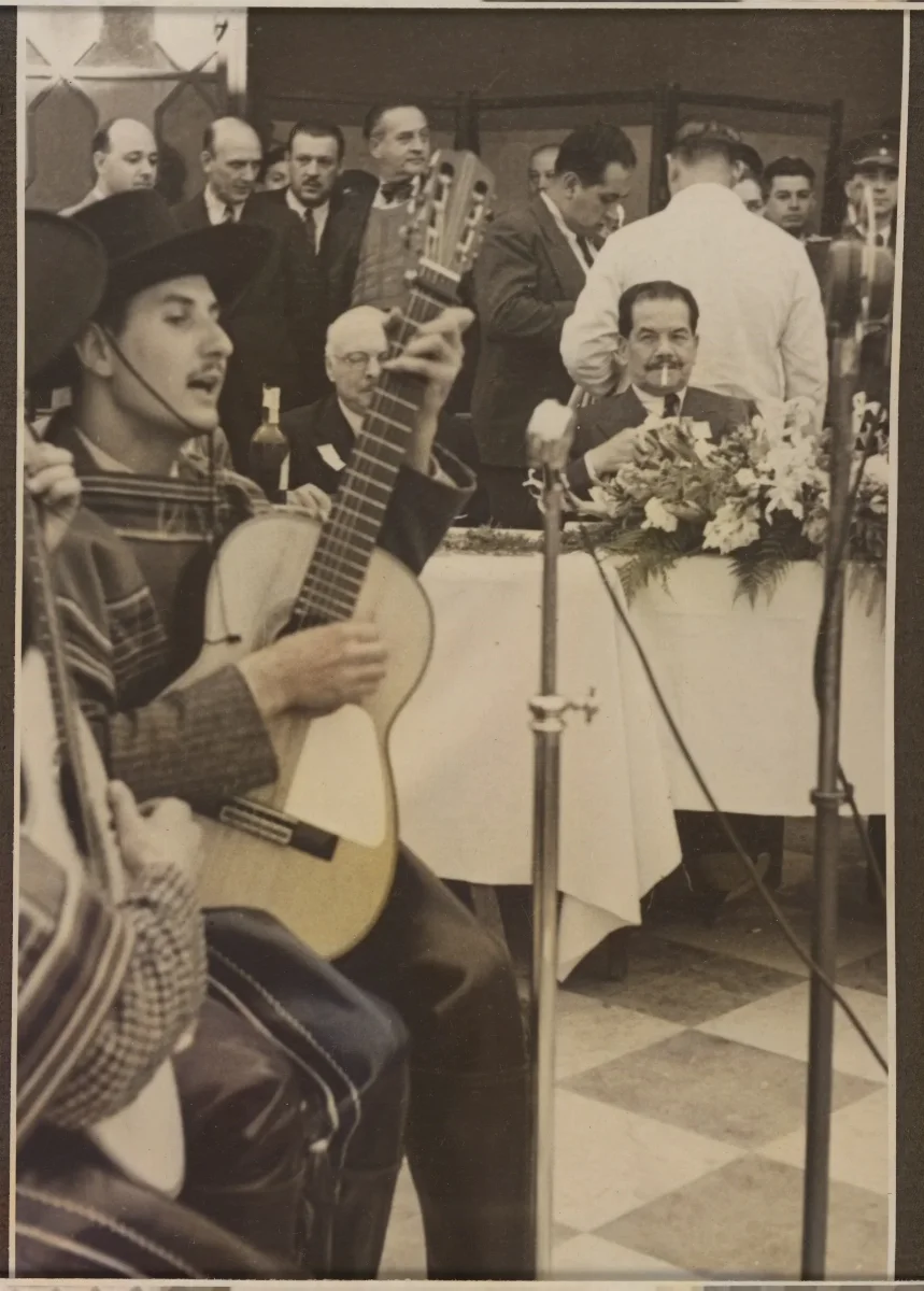 Presentación musical tradicional en acto oficial presidencial — aprox. 1939 | Chile de Ayer