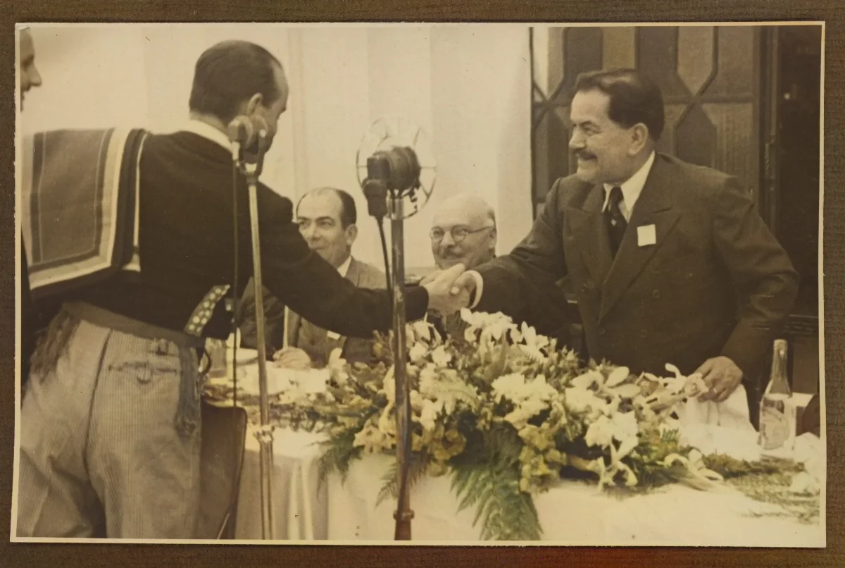 Pedro Aguirre Cerda en acto protocolar durante banquete oficial — aprox. 1940 | Chile de Ayer