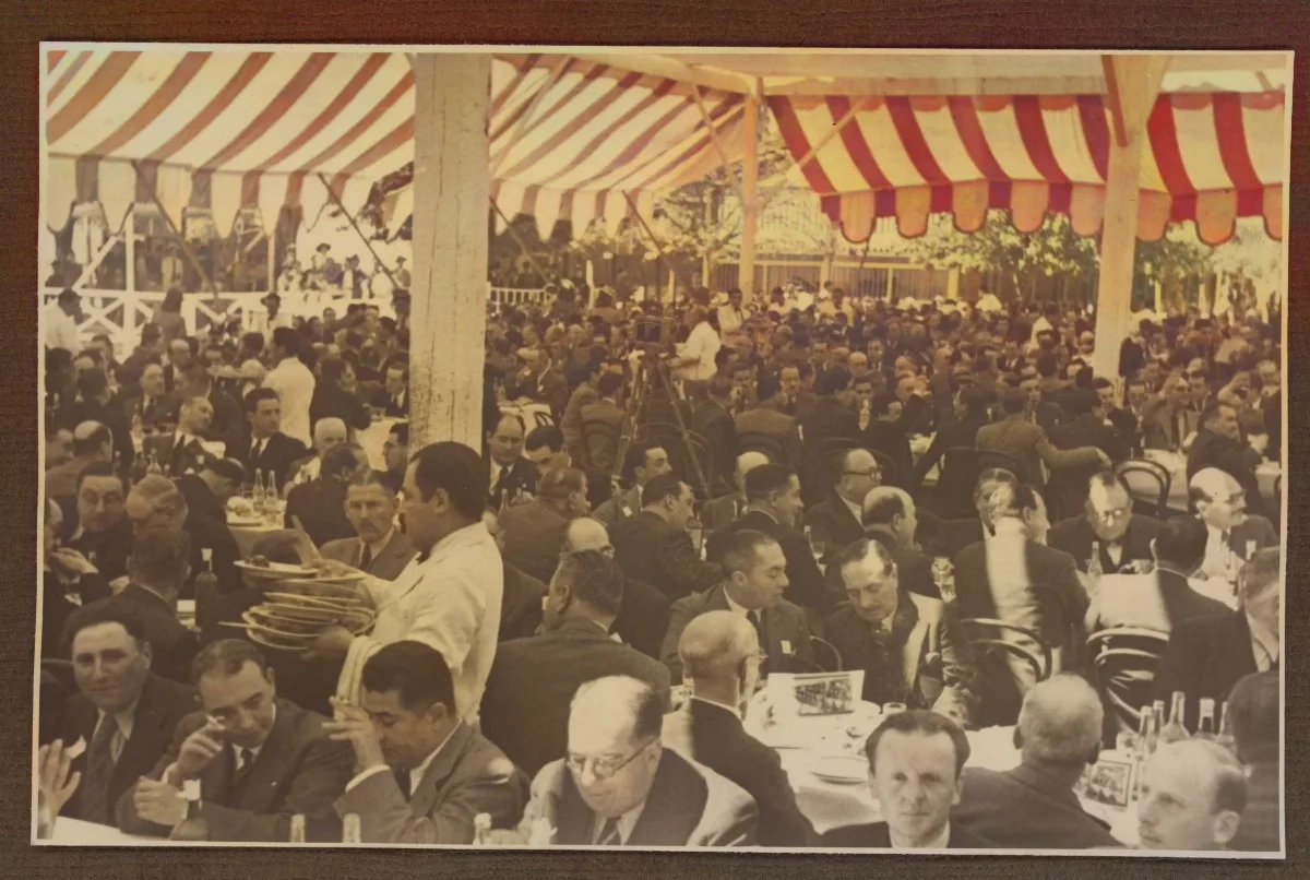 Acto oficial con banquete presidencial bajo carpas rayadas — aprox. 1939 | Chile de Ayer