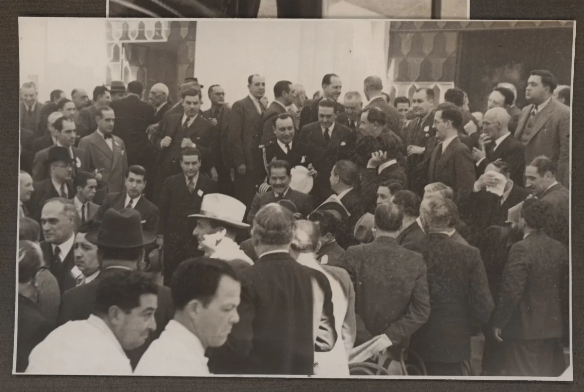 Acto oficial con autoridades civiles y militares durante el gobierno de Pedro Aguirre Cerda — aprox. 1939 | Chile de Ayer