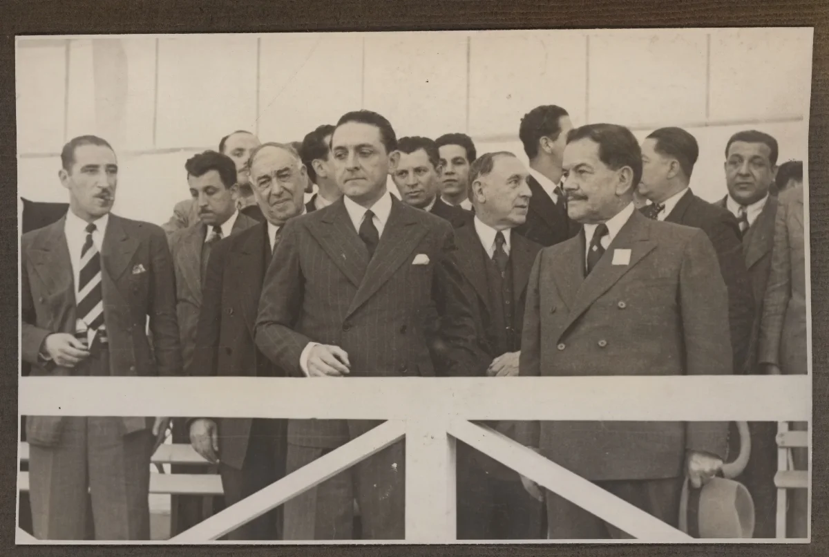 Delegación de autoridades civiles en acto oficial de la presidencia — aprox. 1939 | Chile de Ayer