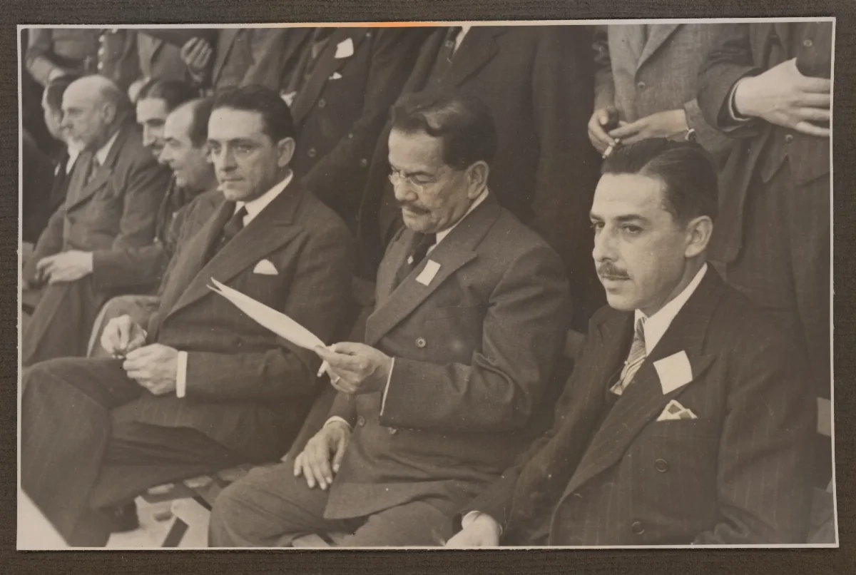 Presidente leyendo comunicado durante acto oficial — aprox. 1938 | Chile de Ayer