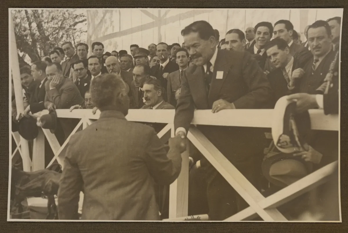 Presidente en acto de inauguración junto a autoridades civiles y políticas — aprox. 1939 | Chile de Ayer